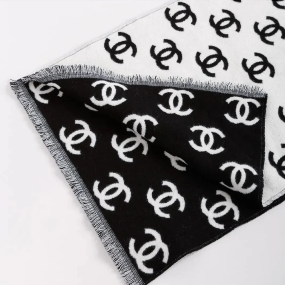 New!!! Authenticated CHANEL CC Reversible Cashmere & Wool Scarf WRAP BLACK WHITE - Picture 9 of 16